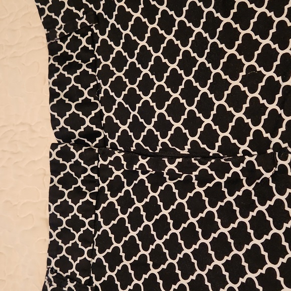 Trellis pattern black and white ankle length pants with back & front pockets - Picture 2 of 5